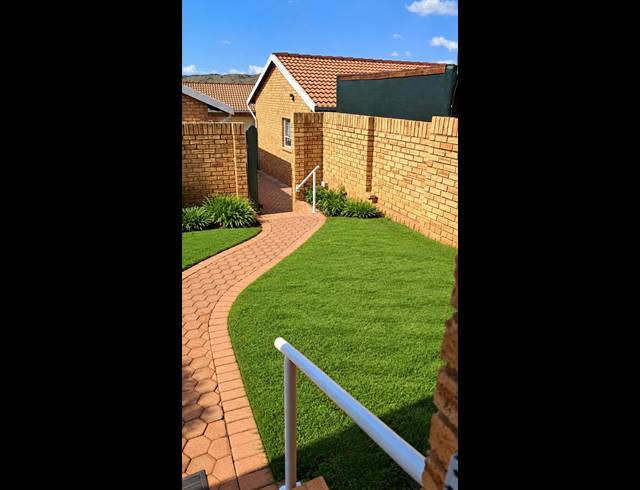 2 BEDROOM TOWNHOUSE FOR SALE IN NOORDHEUWEL